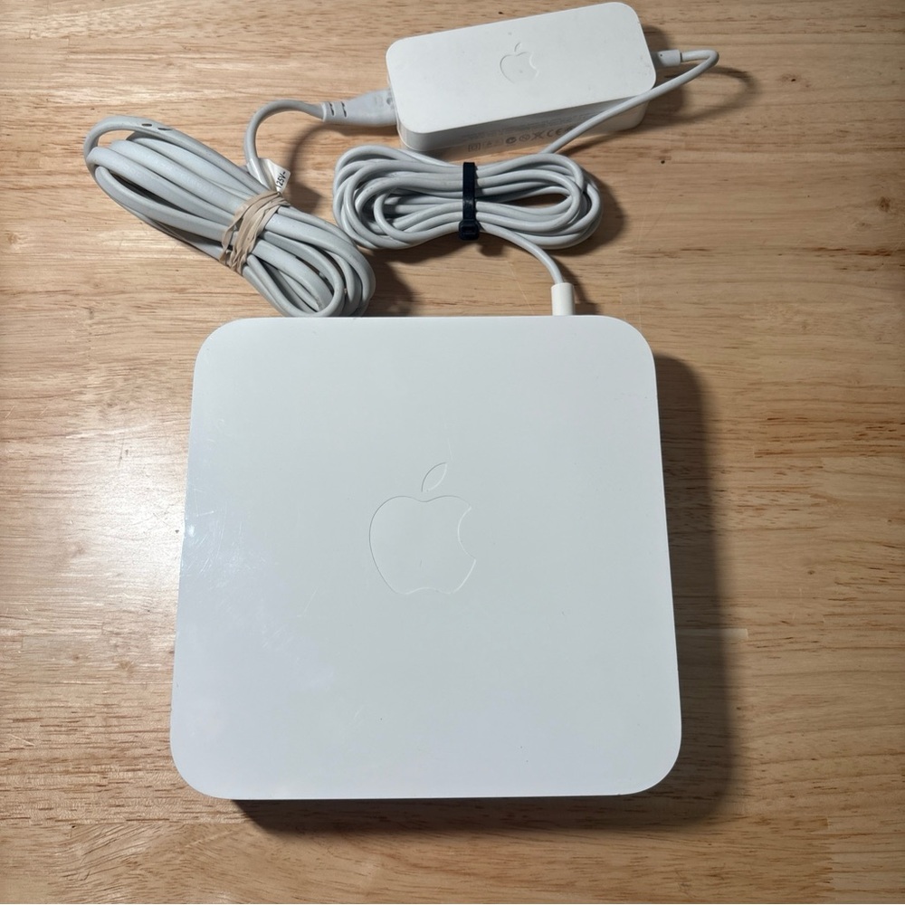Apple A1301 - AirPort Extreme Base Station - Wireless N Router + power supply